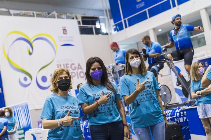 La vicepresidenta de Diputación y diputada de Bienestar Social, Ángeles Martínez, asiste al inicio del reto solidario 36 horas non stop en bicicleta estática a favor de la Asociación de personas Autoinmunes y Lupus de Almería.