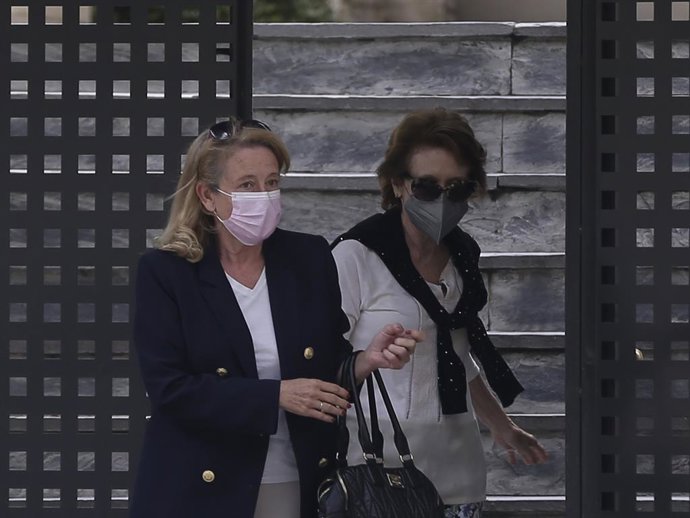 Las hermanas de Mila XIménez, Concha y Encarna, inseperables de la periodista en la dura lucha que mantiene contra el cáncer.