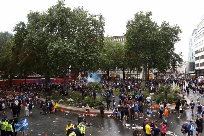 18 June 2021, United Kingdom, London: Scotland fans gather in Leicester Square ahead of the UEFA EURO 2020 Group D soccer match between England and Scotland, which to take place later on the day at Wembley Stadium. Photo: Kieran Cleeves/PA Wire/dpa