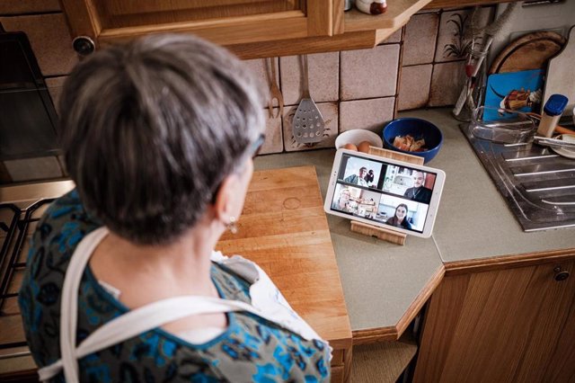 Generationencafé 'Vollpension' lanza la campaña internacional 'Hornear contra la pobreza' para involucrar a los mayores en el intercambio de recetas online