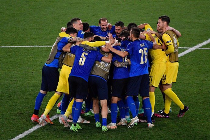 Jugadores de Italia celebran la victoria ante Suiza
