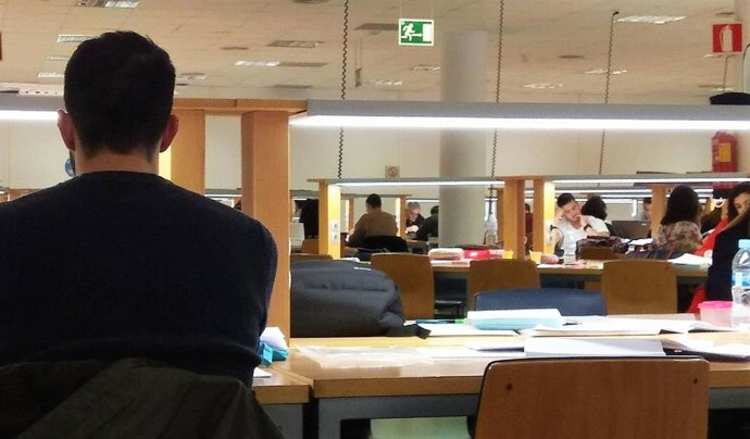 Archivo - Estudiantes en la biblioteca de la Universidad de Almería