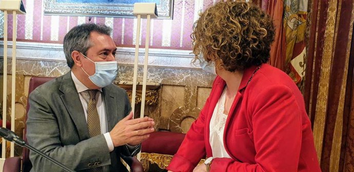 Juan Espadas y Adela Castaño, en un aimagen de archivo de pleno del Ayuntamiento de Sevilla