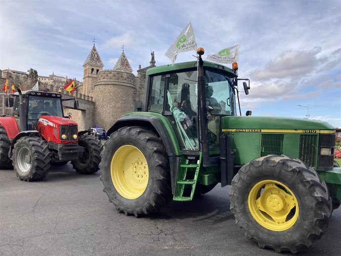 Tractorada, convocada por Unión de Uniones, en Toledo para exigir ayudas para el olivar afectado por Filomena