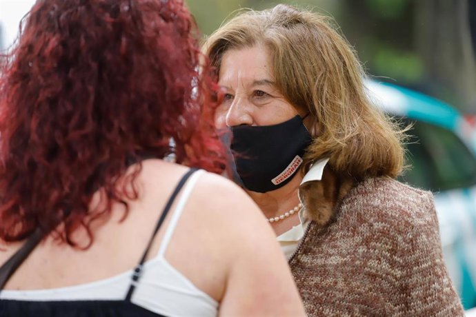 Archivo - La madre de Déborah Fernández a su llegada al cementerio de Pereiró para la exhumación del cuerpo 