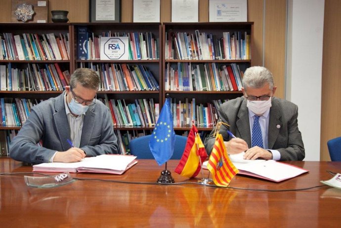 El director gerente del INAEM, Raúl Camarón, y el rector de la UZ, José Antonio Mayoral, firman el convenio del programa Universa.