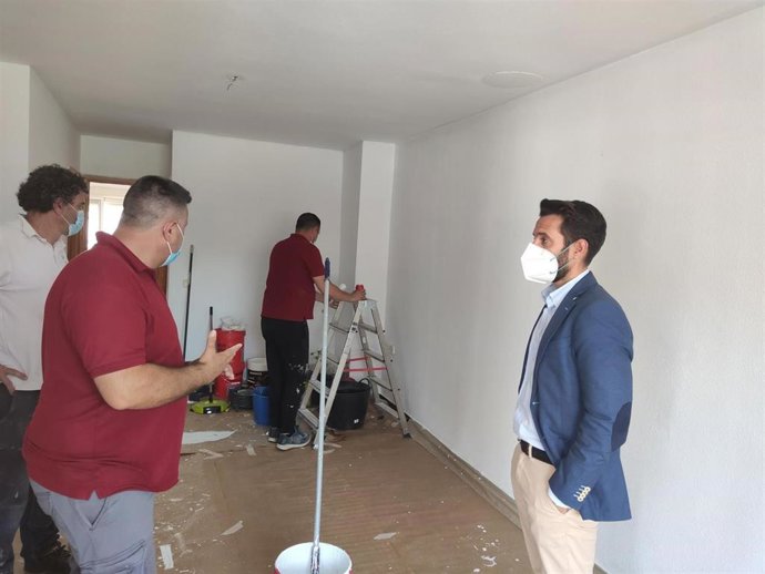 El Director General De Vivienda, José Francisco Lajara, En La Visita Realizada A Las Obras Que Está Llevando A Cabo La Entidad Eh Laboras En Las Viviendas Adquiridas Por La Comunidad Autónoma Dentro Del Programa De Erradicación Del Chabolismo