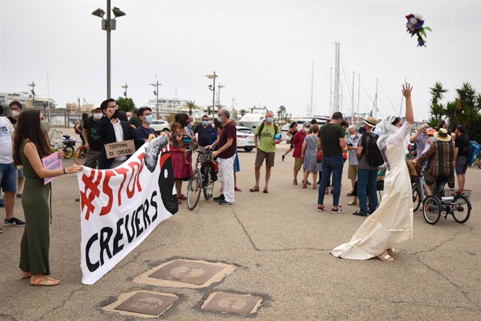 Una performance en el Puerto de Valncia simula una bora para protestar contra el reinicio de la actividad de cruceros