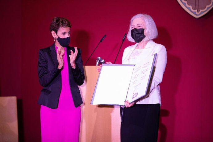 Teresa Catalán recibe el Premio Príncipe de Viana de la Cultura 2021 de manos de la presidenta del Gobierno de Navarra, María Chivite