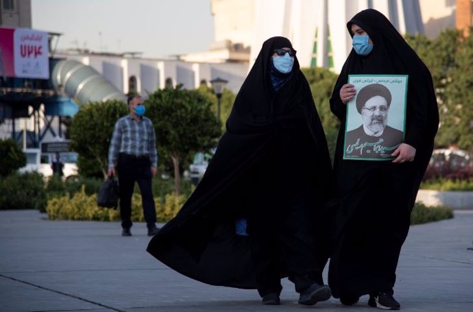 Simpatizantes de Ebrahim Raisi pasean por las calles de Teherán