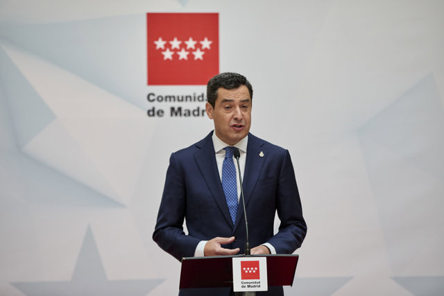 El presidente de la Junta de Andalucía, Juanma Moreno, interviene en el acto de toma de posesión de la presidenta de la Comunidad de Madrid