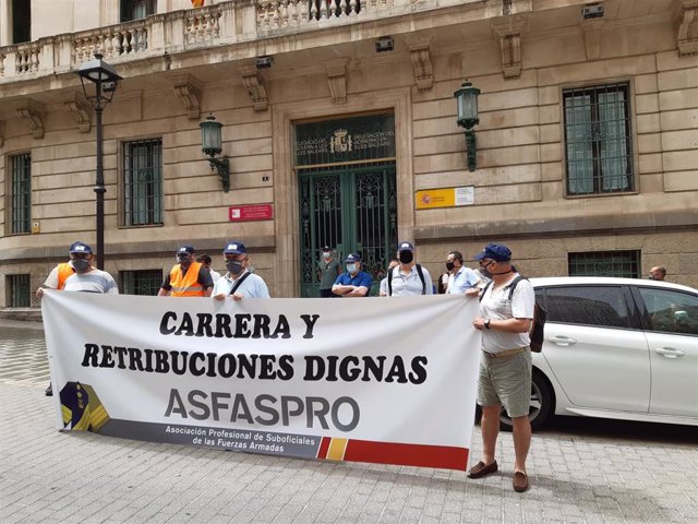 Suboficiales de las Fuerzas Armadas se concentran en Palma para pedir "que se dignifiquen la profesión y los salarios"