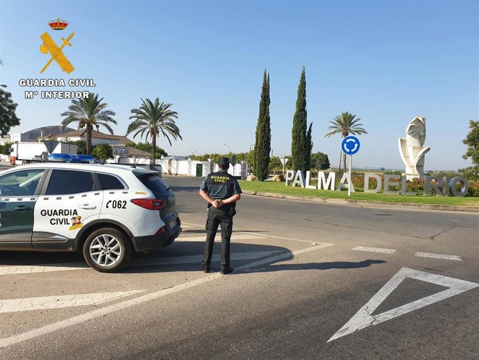 Archivo - Investigan a dos hombres por tirar a un río a un perro herido, que falleció, en Palma del Río (Córdoba)