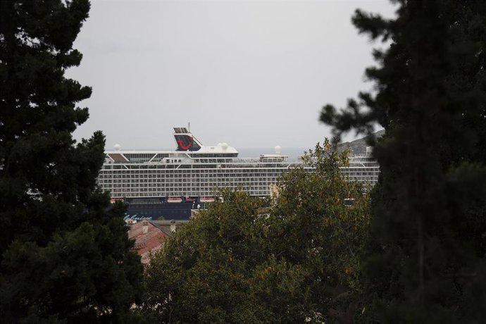 El 'Mein Schiff 2', el primer crucero de las 30 escalas que la APC tiene en previsión, a su llegada al Puerto de Cartagena