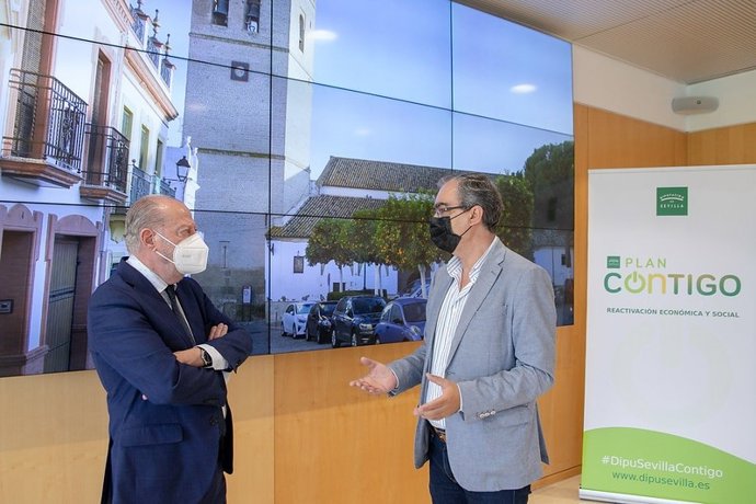El presidente de la Diputación de Sevilla, Fernando Rodríguez Villalobos, y el alcalde de Alcalá del Río, Antonio Campos