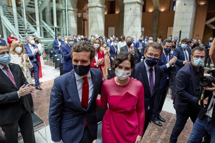 El presidente del PP, Pablo Casado y la presidenta de la Comunidad de Madrid, Isabel Díaz Ayuso, en el acto de toma de posesión de la presidenta de la Comunidad de Madrid, en la Real Casa de Correos de la Puerta del Sol, a 19 de junio de 2021. 