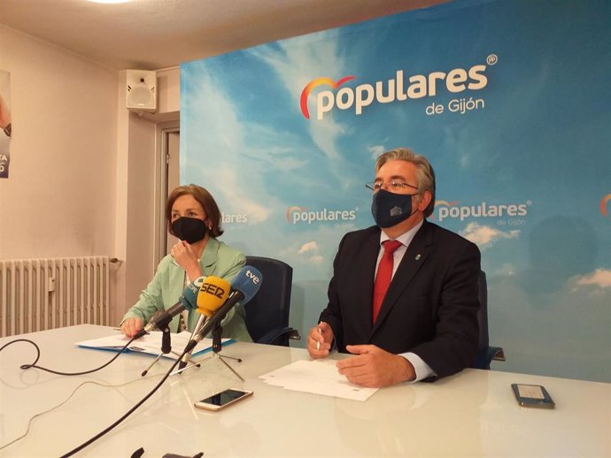 El portavoz parlamentario del PP y presidente del partido en Gijón, Pablo González, y la concejala 'popular' gijonesa Ángeles Fernández-Ahúja, en rueda de prensa