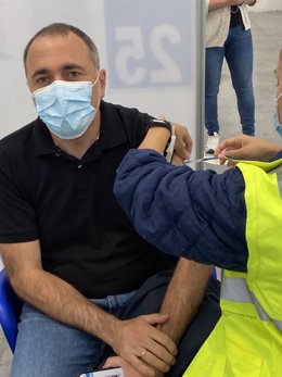 El conselleiro de Sanidade, Julio García Comesaña, recibe en el Ifevi de Vigo la segunda dosis de la vacuna contra la covid-19