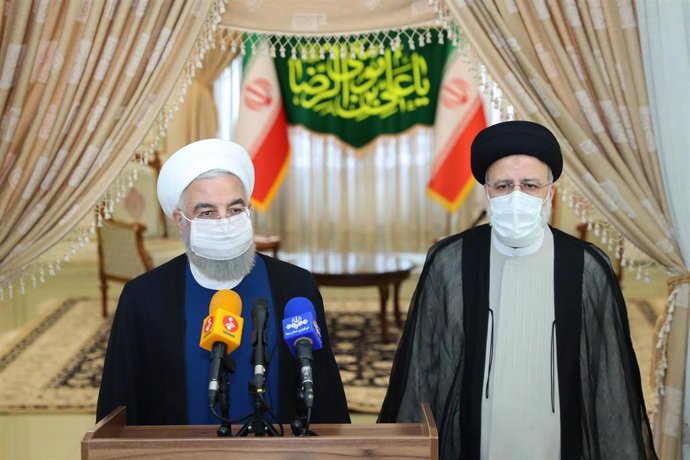 El presidente saliente de Irán, Hasán Rohani, y el presidente electo, Ebrahim Raisi