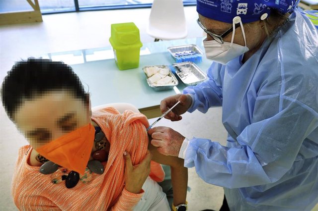 Una mujer recibe una dosis de la vacuna de AstraZeneca en el Complejo Hospitalario Universitario de Ourense, a 27 de mayo de 2021, en Ourense, Galicia (España). Este jueves el Servicio Gallego de Salud comienza a administrar la segunda dosis de la vacuna 