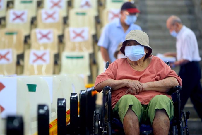 15 June 2021, Taiwan, New Taipei City: An elderly person waits at the observation area after getting vaccinated with the AstraZeneca COVID-19 vaccine during the nationwide vaccination programmes. Photo: Daniel Ceng Shou-Yi/ZUMA Wire/dpa