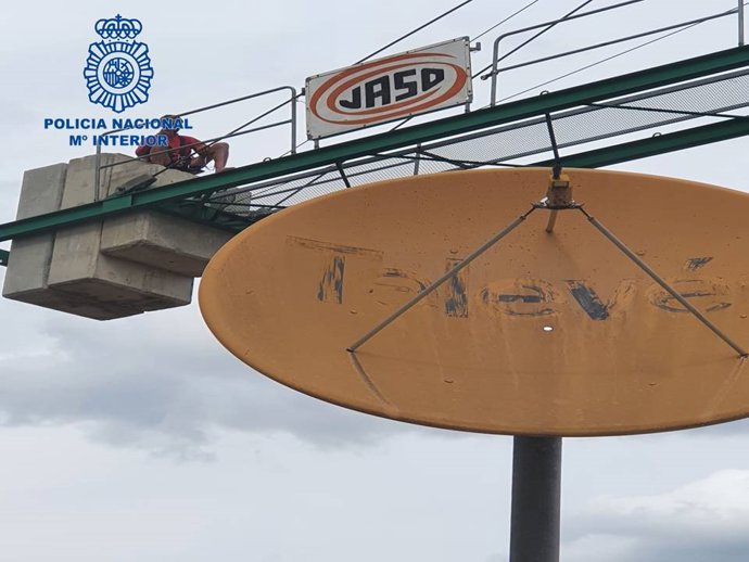 Imagen de la persona que permaneció 23 horas subida a una grúa en Pamplona