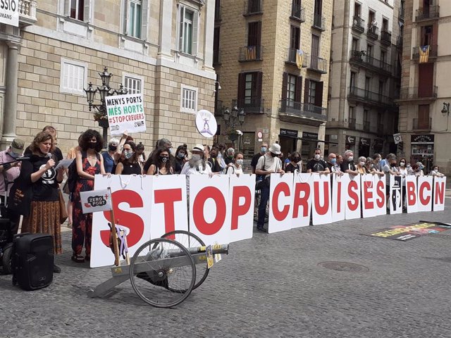 Concentración en Barcelona en contra de la reactivación de los cruceros