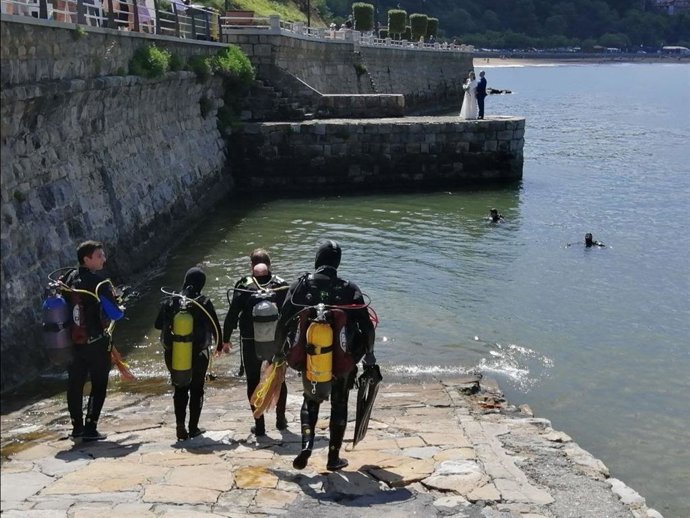 Buzeadores en el Puerto Viejo de Getxo