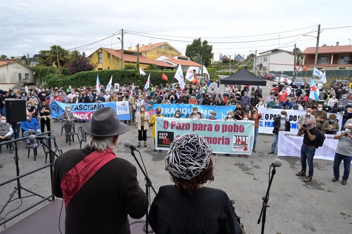 Decenas de personas con pancartas, participan en una marcha cívica por las inmediaciones del Pazo de Meirás, a 19 de junio de 2021, en Sada, A Coruña (Galicia). La propiedad fue restituida por sentencia judicial al Estado tras 82 años de ocupación por F