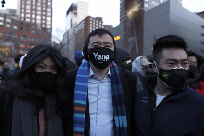 Archivo - 19 March 2021, US, New York: American entrepreneur Andrew Yang (C) participates in a peace vigil in Union Square to honour victims of attacks on Asians. On Tuesday 16 March 2021, eight people, most of them of Asian descent, were killed in shoo