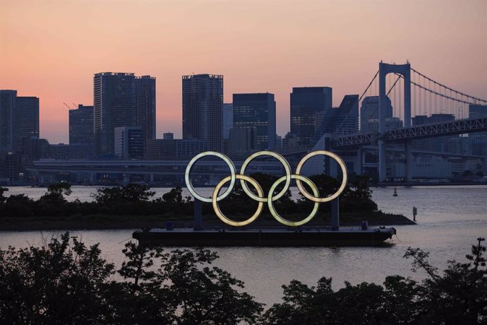 10 June 2021, Japan, Tokyo: A view of the Olympic Rings installation in Odaiba Beach Tokyo after sunset. Coronavirus state of emergency in Tokyo and other regions set to expire, just weeks ahead of the Olympics. Photo: Stanislav Kogiku/SOPA Images via Z