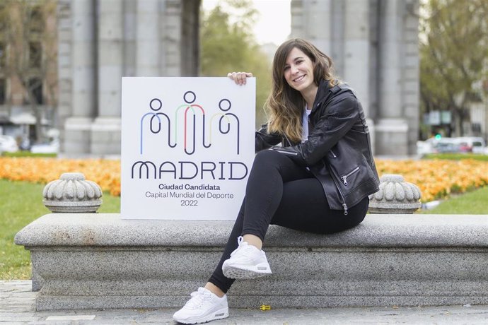 Archivo - La concejala delegada de Deporte de Madrid, Sofía Miranda, posa con el cartel de Madrid Capital Mundial del Deporte antes de que fuera elegida.