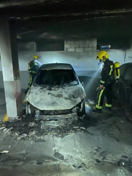 Archivo - Imagen de archivo de un coche incendiado