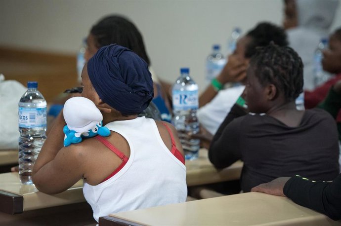 Archivo - Migrantes atendidas en el centro de acogida de Mérida, en una imagen de archivo.