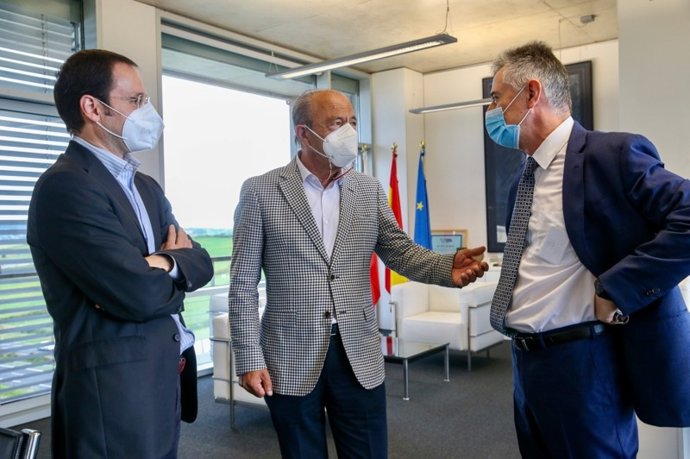 El consejero de Industria, Javier López Marcano (centro), el director general de Industria, Daniel Alvear, y el director de Saint Gobain PAM, Javier Fernández Campal