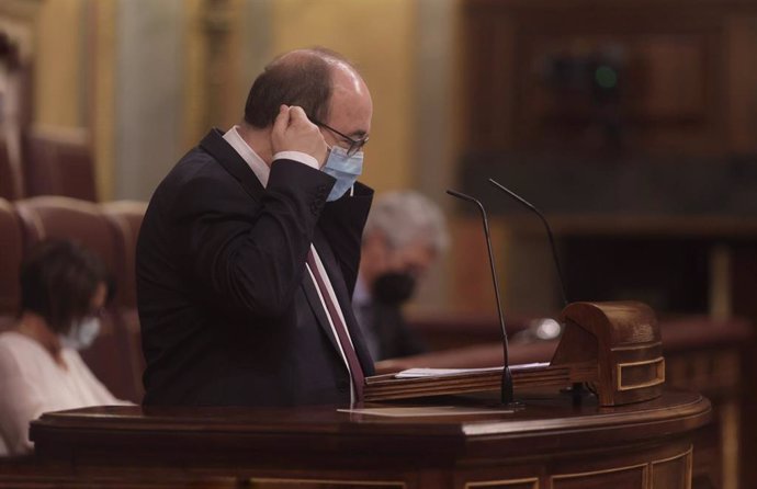 El ministro de Política Territorial y Función Pública, Miquel Iceta, interviene en una sesión de control al Gobierno