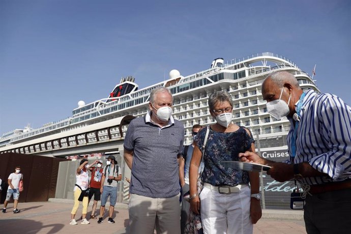 Turistas saliendo del buque crucero Mein Shiff 2, que ha llegado de la primera escala a el puerto de Málaga, para visitar la ciudad a 15 de junio del 2021 en Málaga, Andalucía, España.