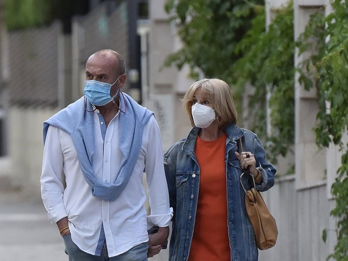 Manolo Ximénez dando un paseo junto a su mujer por los alrededores de la casa de Mila.