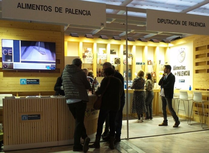 Expositor de la Diputación en una feria comercial.