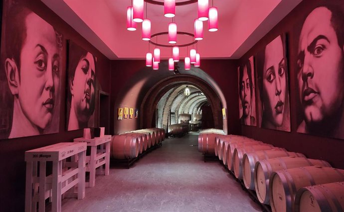 Bodegas Vinícola Real - 200 Monges presenta la nueva Galería de Arte Luis Burgos y estrena nueva visita -copa en mano- en torno a las obras del pintor riojano.