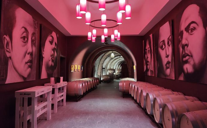 Bodegas Vinícola Real - 200 Monges presenta la nueva Galería de Arte Luis Burgos y estrena nueva visita -copa en mano- en torno a las obras del pintor riojano.