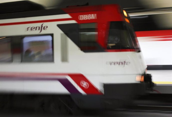 Archivo - Un tren llega a la estación de Renfe de Nuevos Ministerios en Madrid