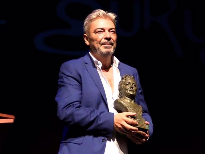 Antonio Canales recibe el premio 'Verde que te quiero verde' en Arahal.