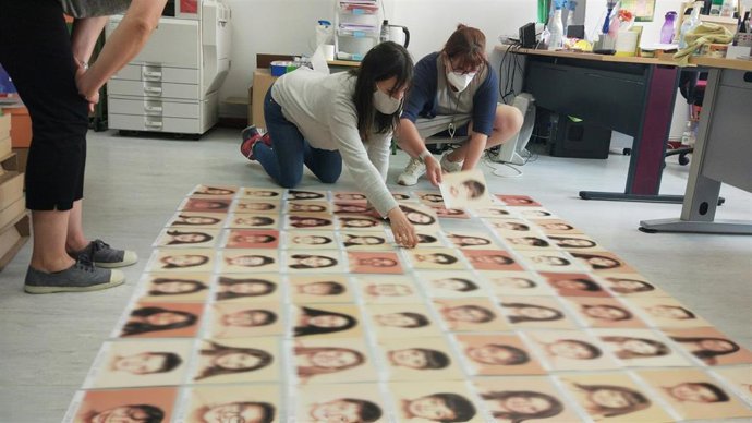 Un momento de la realización del mural.