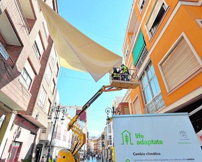 Imagen de los trabajos realizados en Lorca, cubriendo calles con toldo para combatir el cambio climático