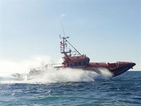 Salvamento rescata a los 45 ocupantes de una patera a la deriva a unas 38 millas al sur de Gran Canaria