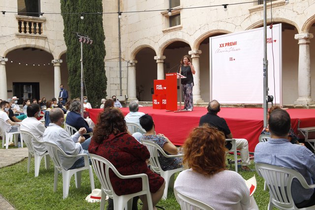 La sceretaria general del PSIB-PSOE y presidenta del Govern, Francina Armengol , interviene en la entrega del XX Premio Maria Plaza, en el Claustre de Sant Domingo.