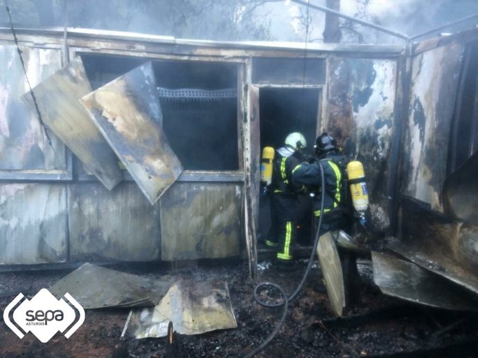 Intervención para sofocar un incendio en Navia