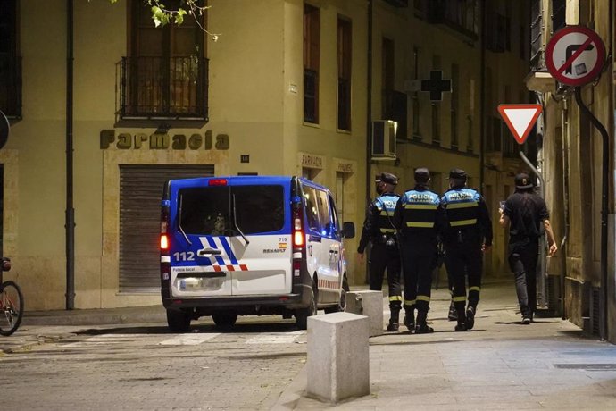 Archivo - Varios policías locales de Salamanca, en una céntrica calle de la ciudad.