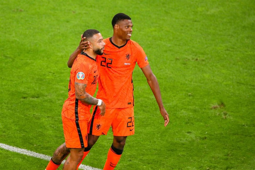 Denzel Dumfries y Memphis Depay durante el Países Bajos-Austria